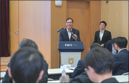 22일 NH농협은행 본사에서 열린 '2019 농협금융 디지털 사업추진 결의대회'에서 남영수 NH농협금융지주 디지털금융부문장이 이날 참석한 임직원들에게 농협금융 디지털금융이 나아갈 방향에 대해 발언하고 있다. NH농협금융지주 제공